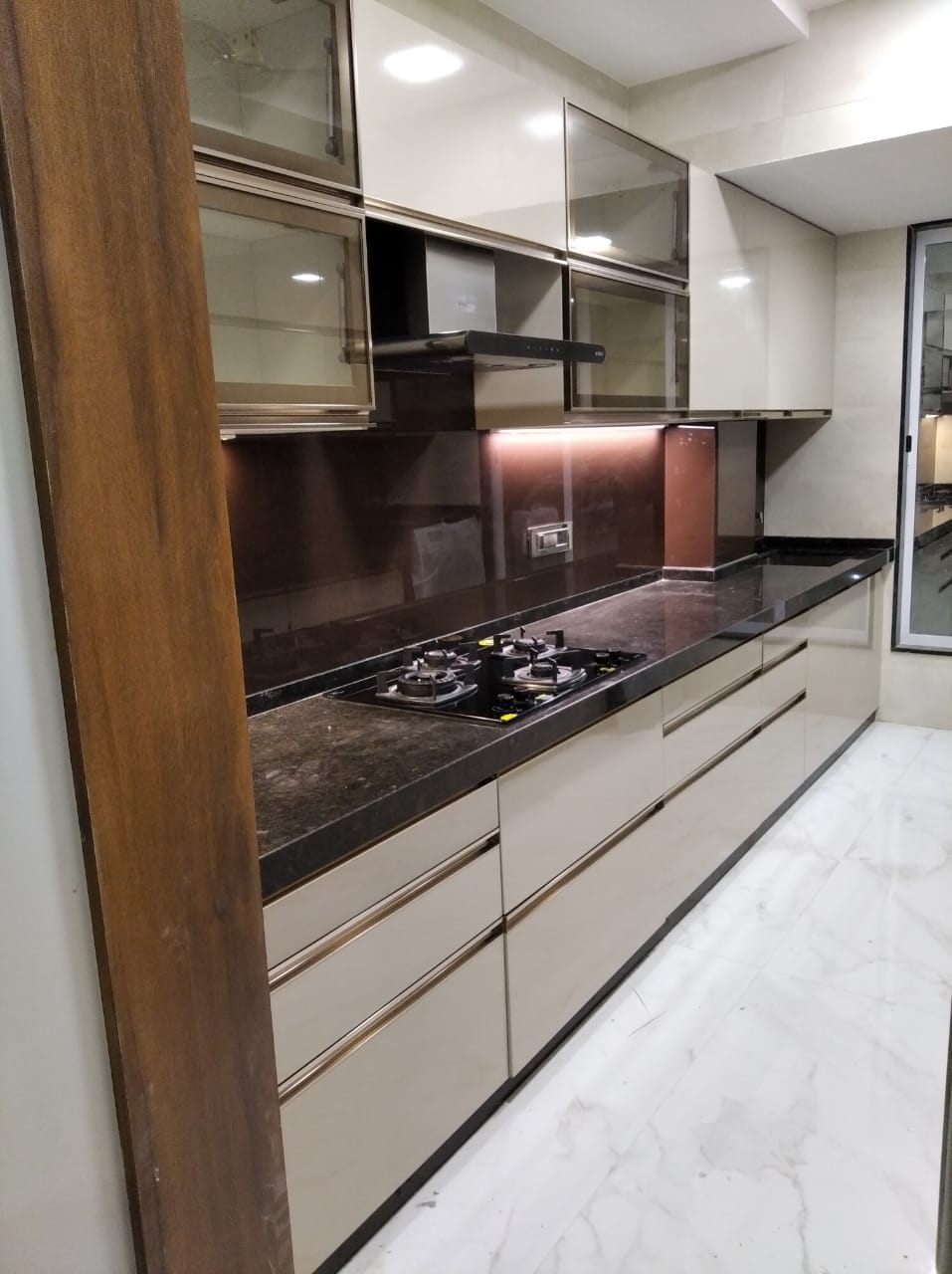 Hob run with backsplash lighting