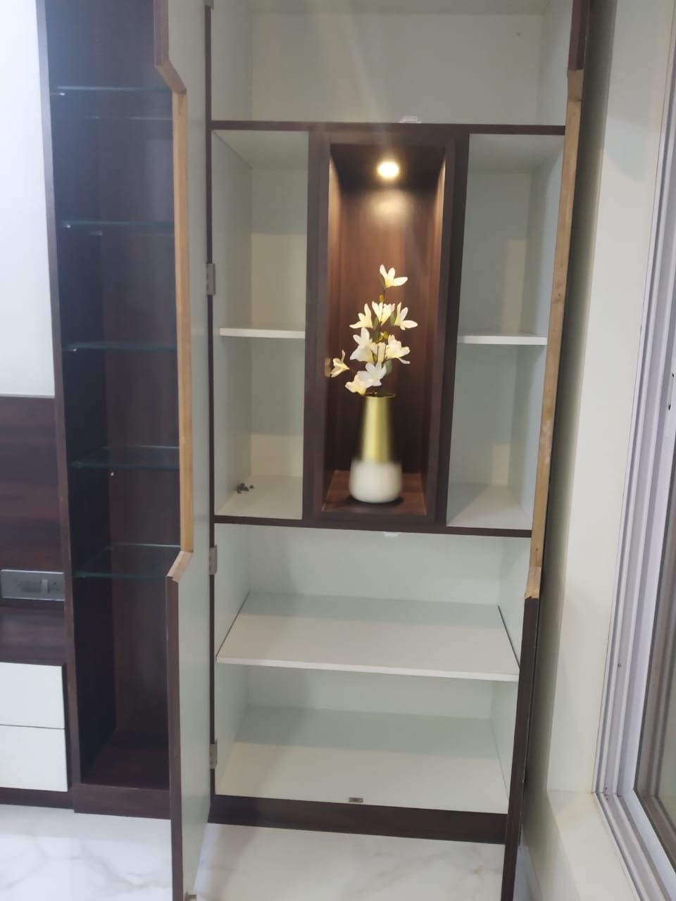 Display unit with a lit niche